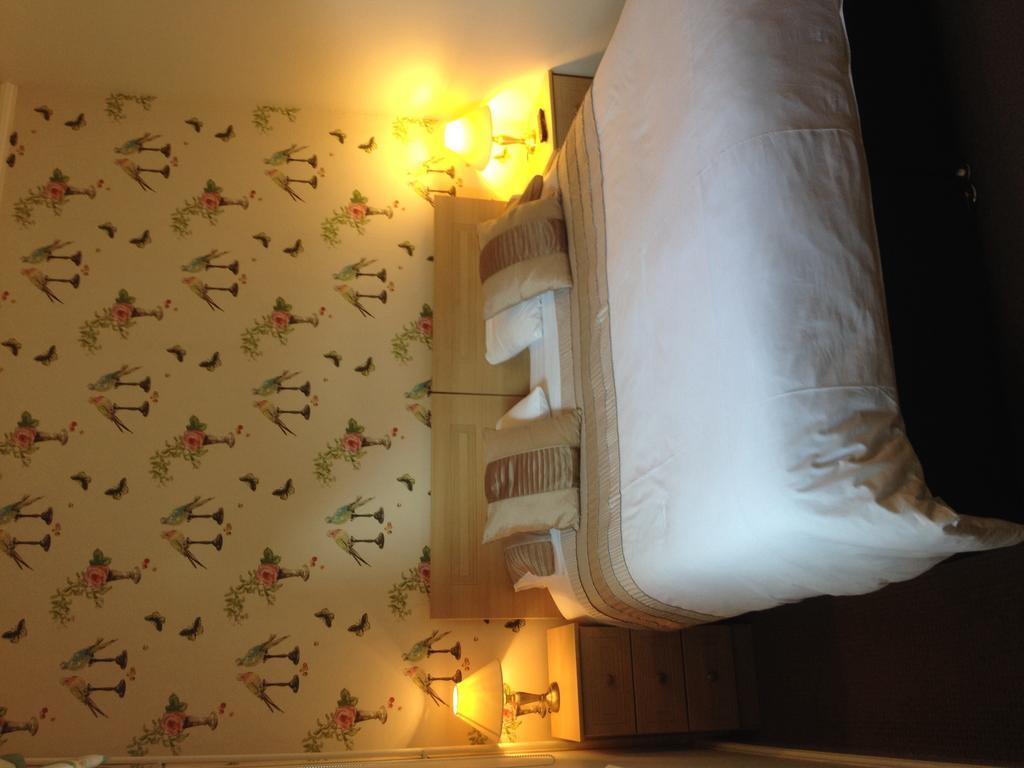 The Bebington Bed and Breakfast Exteriör bild